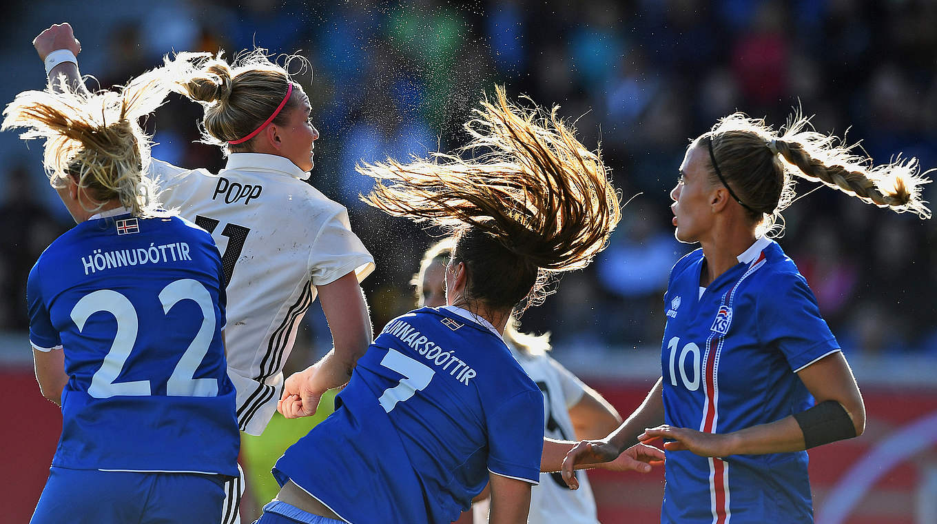 Trifft vor der Pause für das deutsche Team: Alexandra Popp (2.v.l.) © 2017 Getty Images