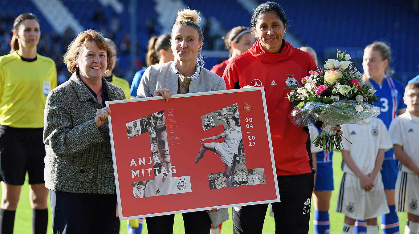 Vor dem Anpfiff offiziell verabschiedet: Stürmerin Anja Mittag (M.) © 2017 Getty Images