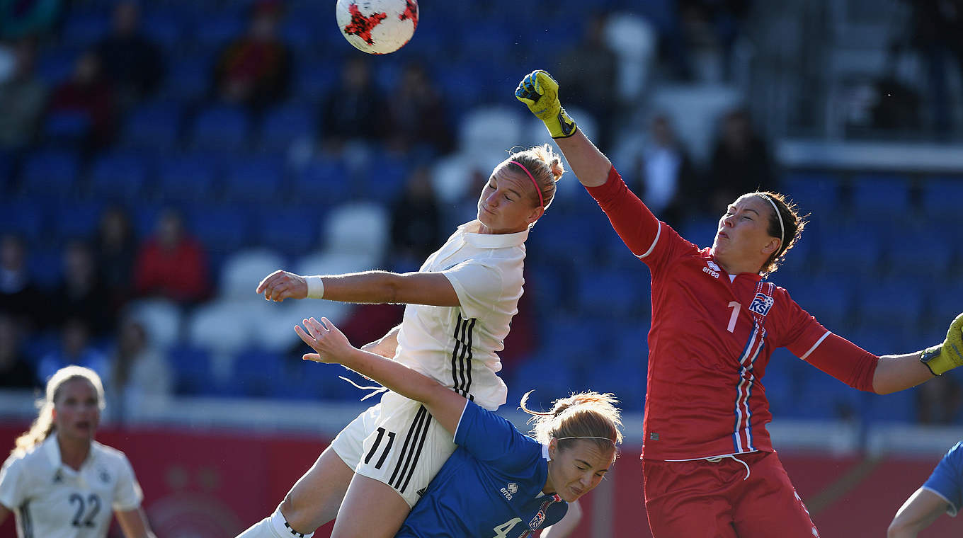 Versucht mit einem Kopfball Gudbjörg Gunnarsdottir zu überwinden: Alexandra Popp (l.) © 2017 Getty Images