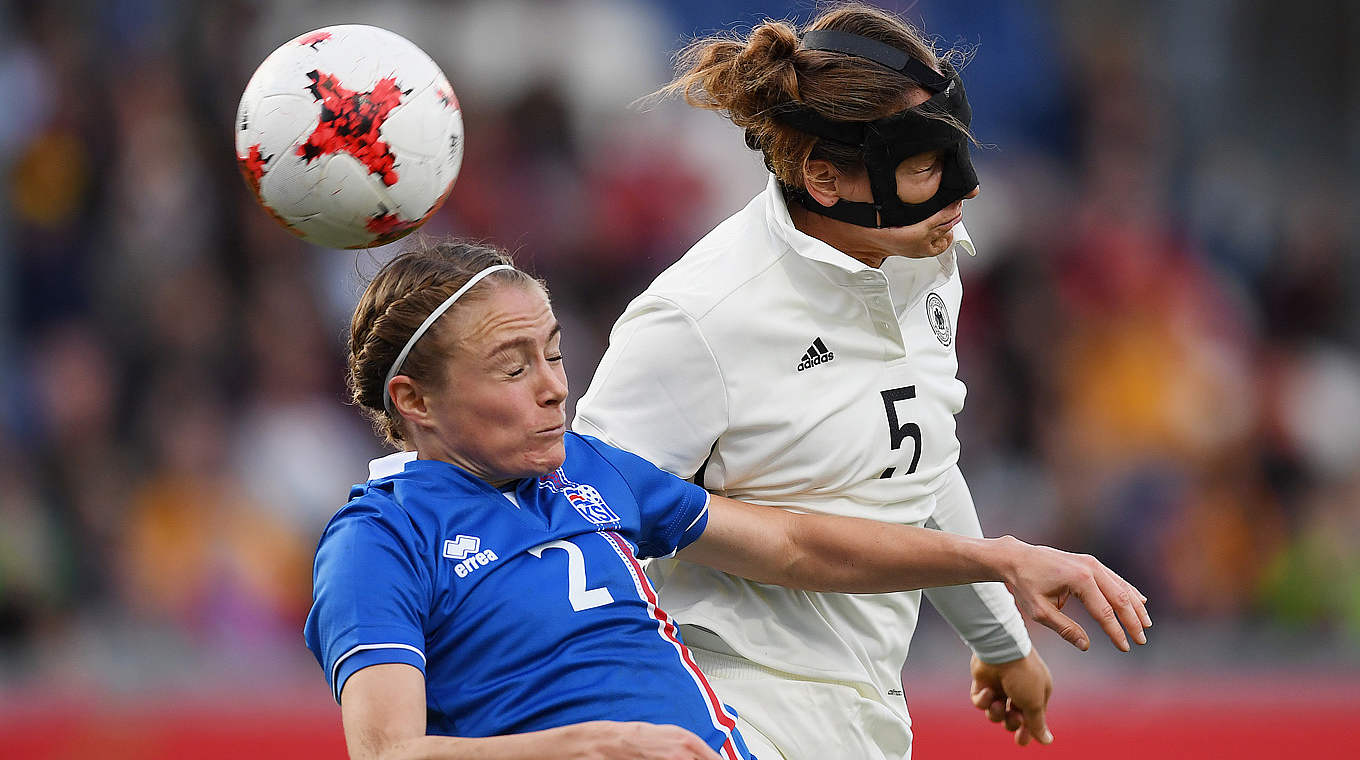 Kopfballduell: Sif Atladottir und die deutsche Spielführerin Babett Peter (r.) © 2017 Getty Images