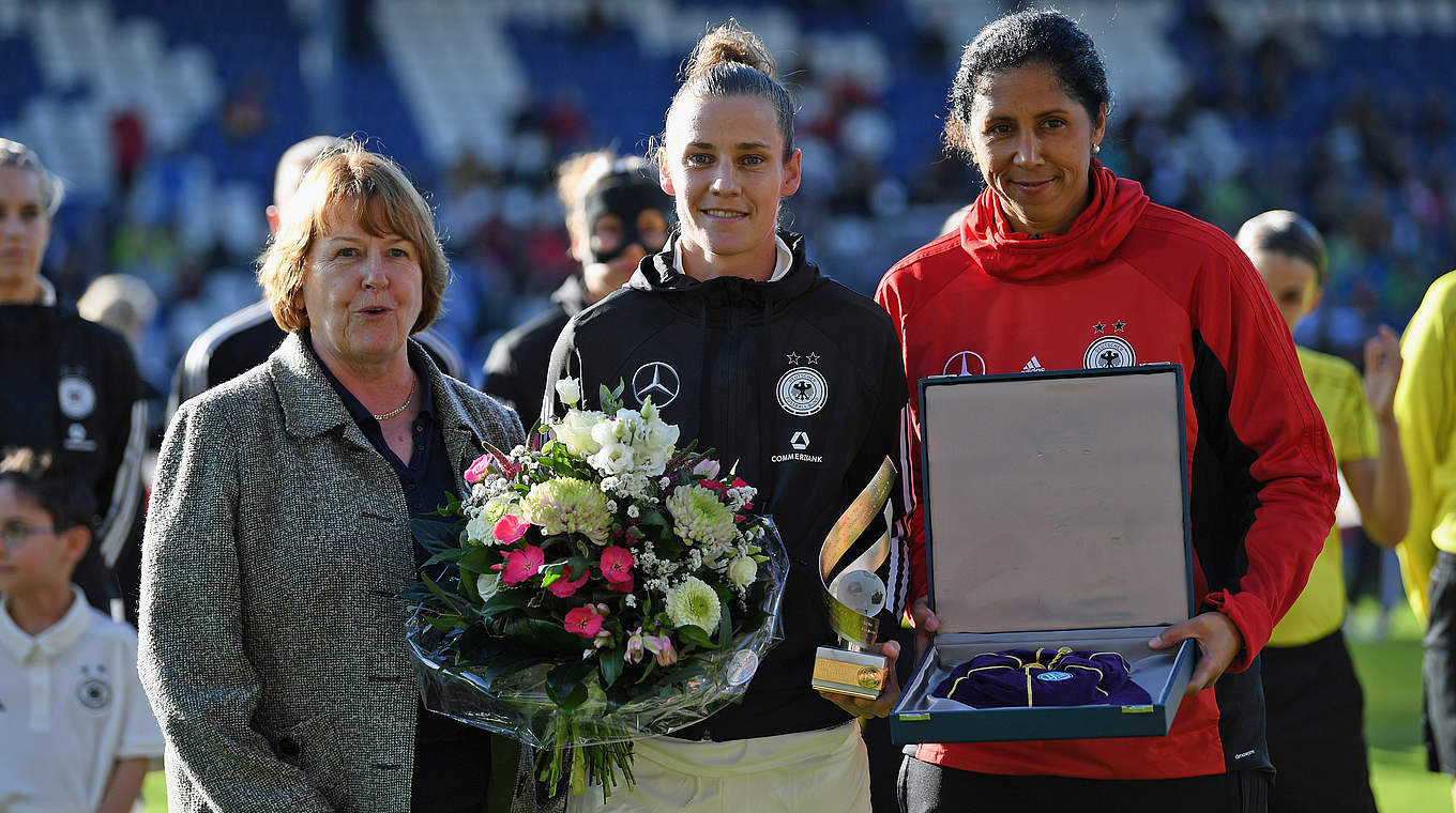 Wird für ihr 100. Länderspiel (in Ingolstadt) geehrt: Simone Laudehr (M.) © 2017 Getty Images