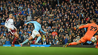 Nicht zu stoppen: Leroy Sané (M.) erzielt das 3:0 für Manchester City © 2017 Getty Images