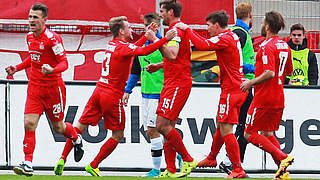 Doppeltorschütze und Matchwinner: Ronny König (M.) © imago/Jan Huebner