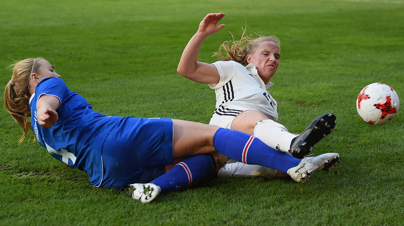 Tabea Kemme (r.): "Wir müssen gegen die Färöer körperliche Präsenz an den Tag legen" © 2017 Getty Images