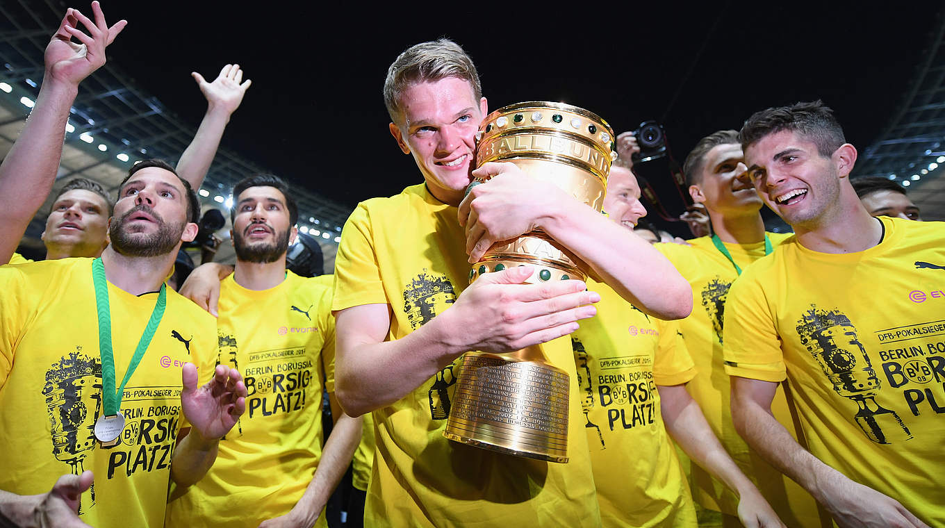 Ginter with the DFB-Pokal last season  © 2017 Getty Images