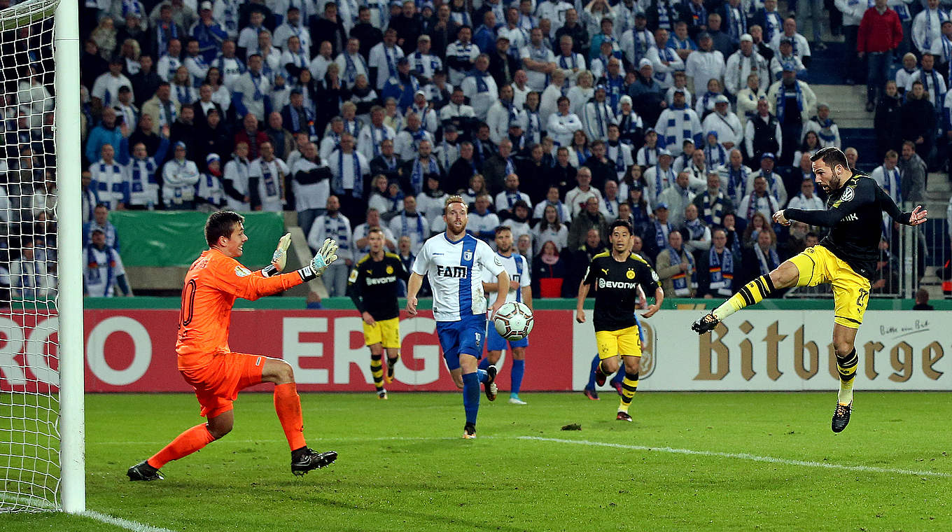 Leitet mit einem sehenswerten Treffer den Dortmunder Sieg ein: Gonzalo Castro (r.) © 2017 Getty Images