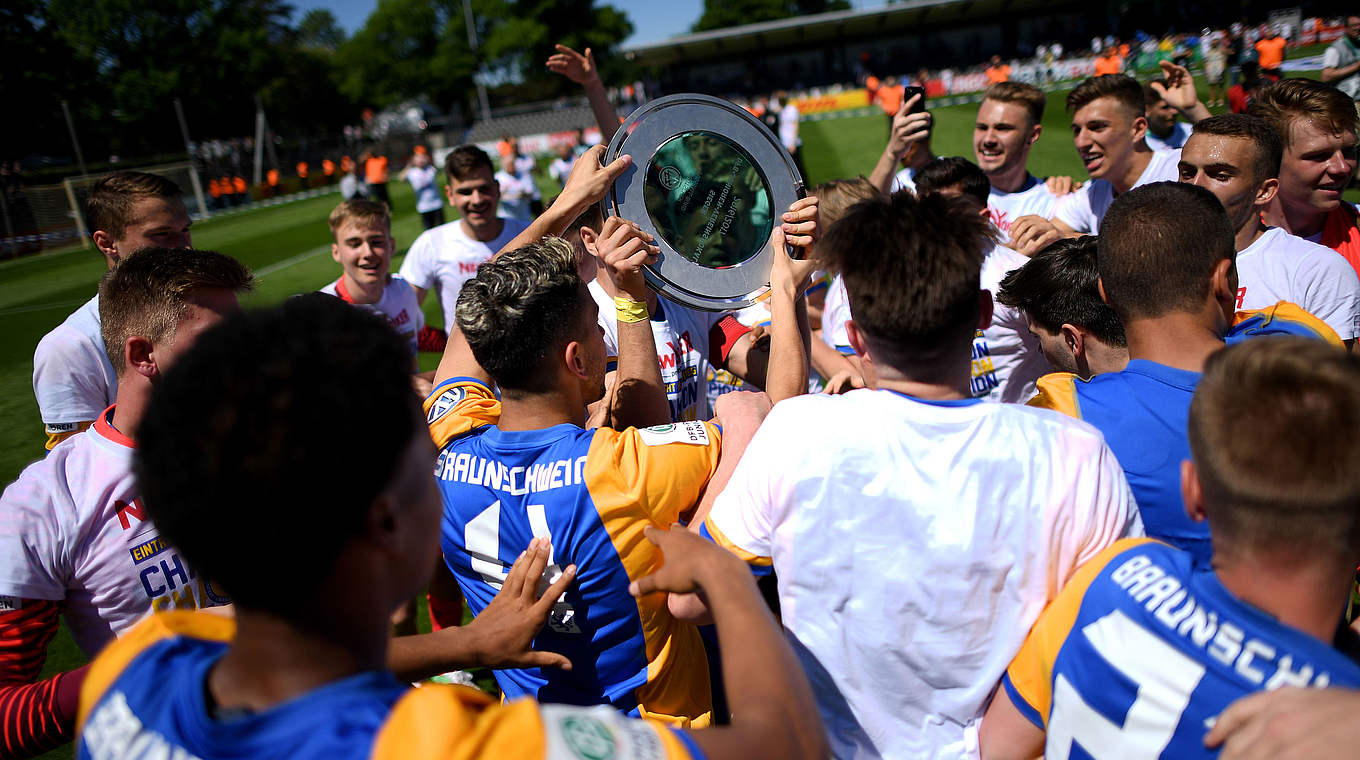 Braunschweig-Trainer Eickel zum Pokalsieg: "Ich muss ich mich immer noch kneifen" © 2017 Getty Images