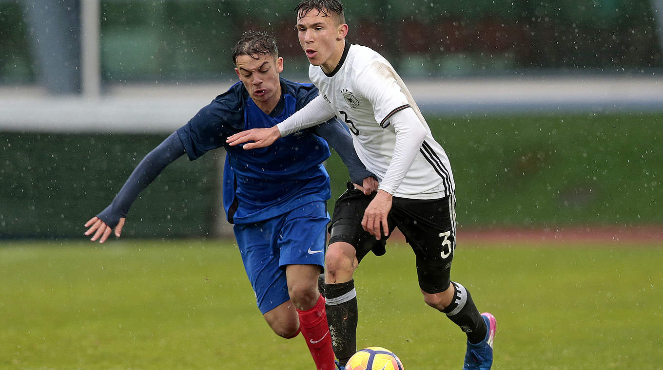 Steht Mainz gegen Frankfurt zur Verfügung: U 17-Nationalspieler Oscar Schönfelder (r.) © 2017 Getty Images