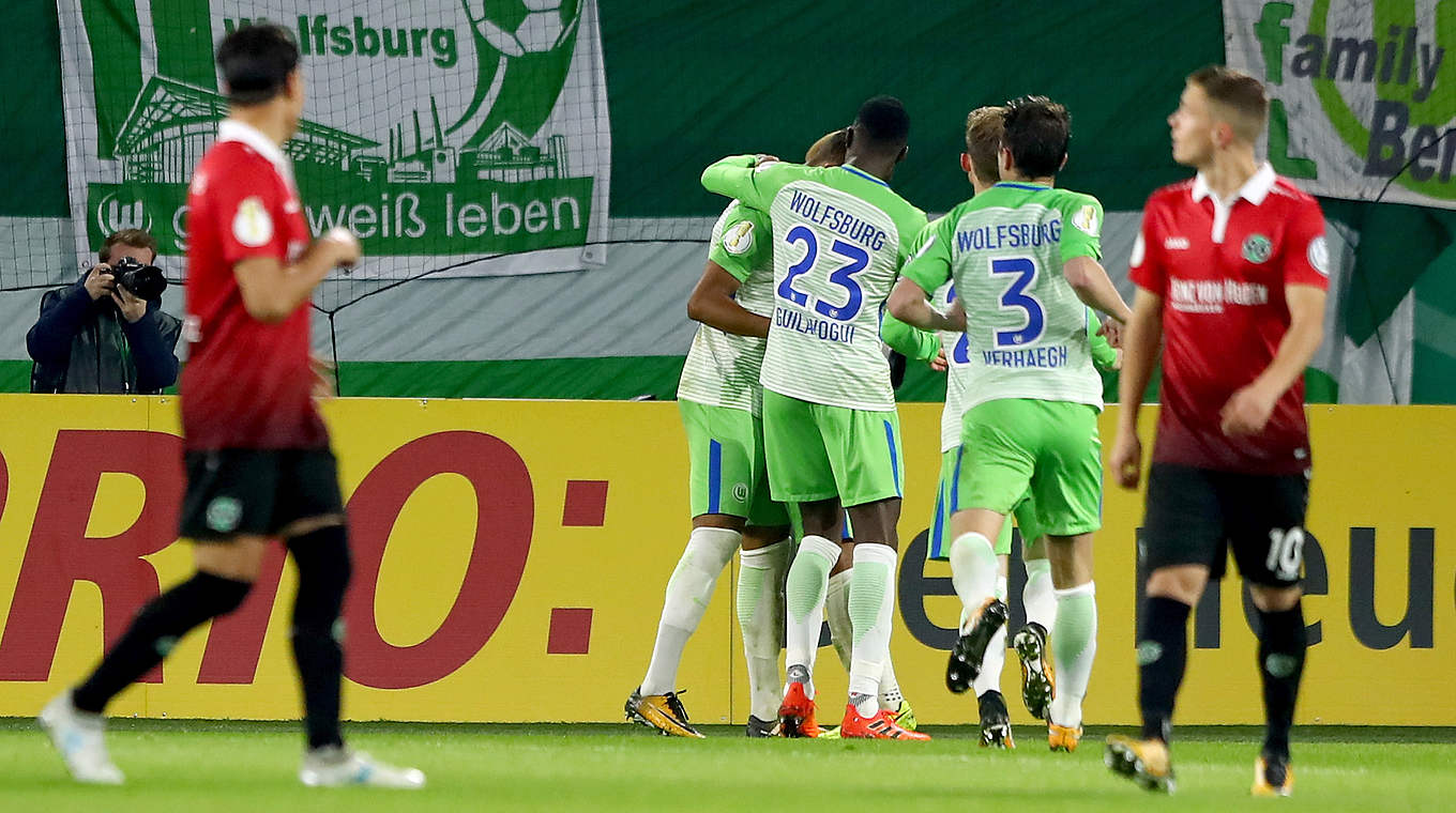 Einzug ins Achtelfinale: Wolfsburg setzt sich im Erstligaduell gegen Hannover durch © 2017 Getty Images