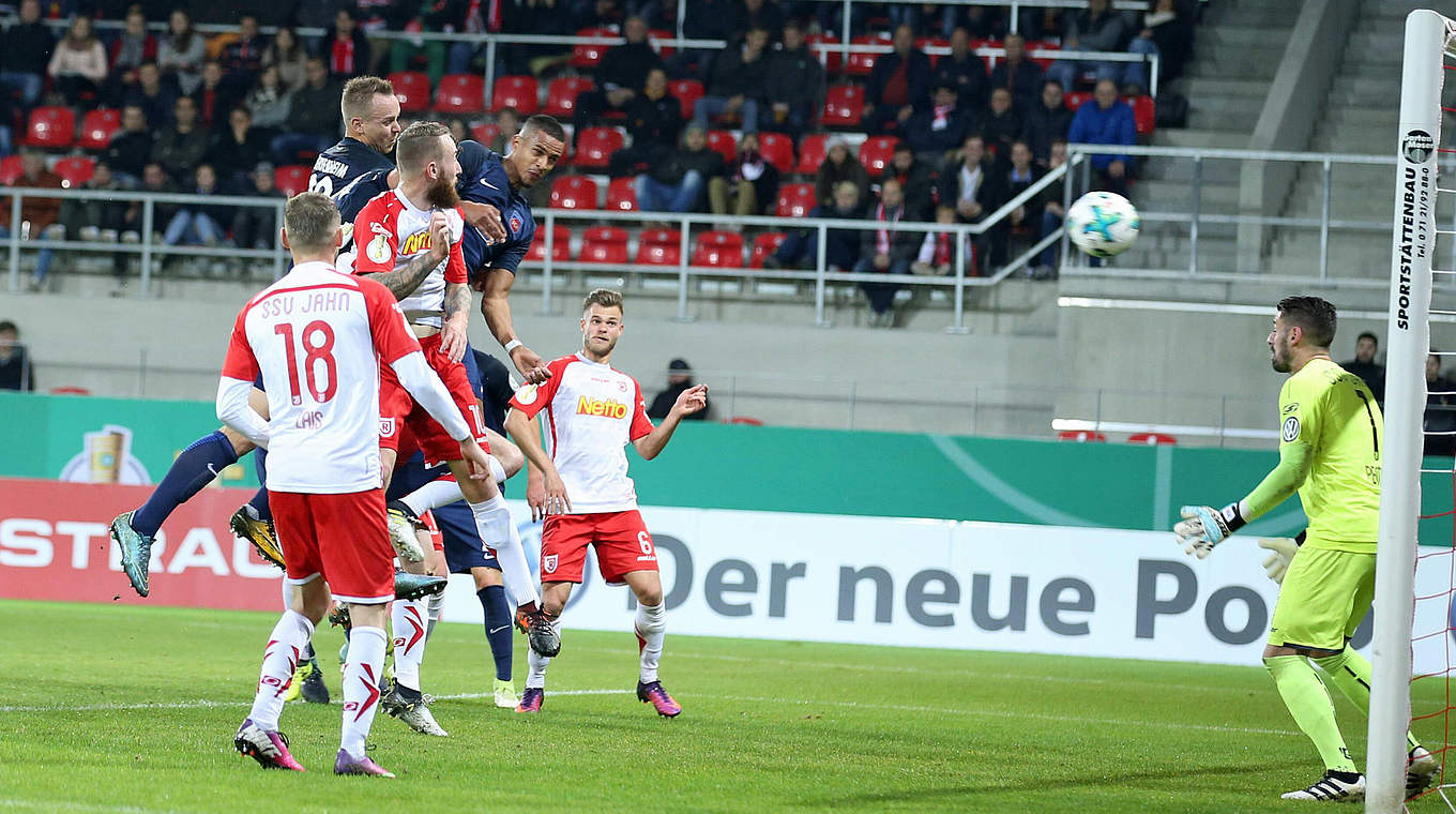 Sieben Tore fallen im Zweitliga-Duell zwischen Jahn Regensburg und den Gästen aus Heidenheim: Robert Glatzel köpft zum zwischenzeitlichen 2:0 für Heidenheim ein, am Ende steht es 5:2
 © imago/Eibner