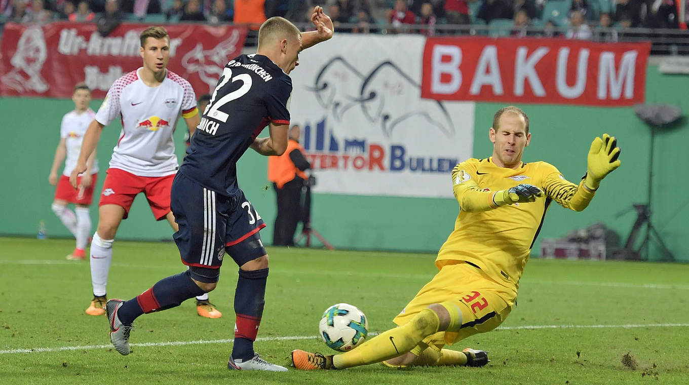 Kimmich's effort was saved by RB keeper Gulasci (right) © imago/MIS