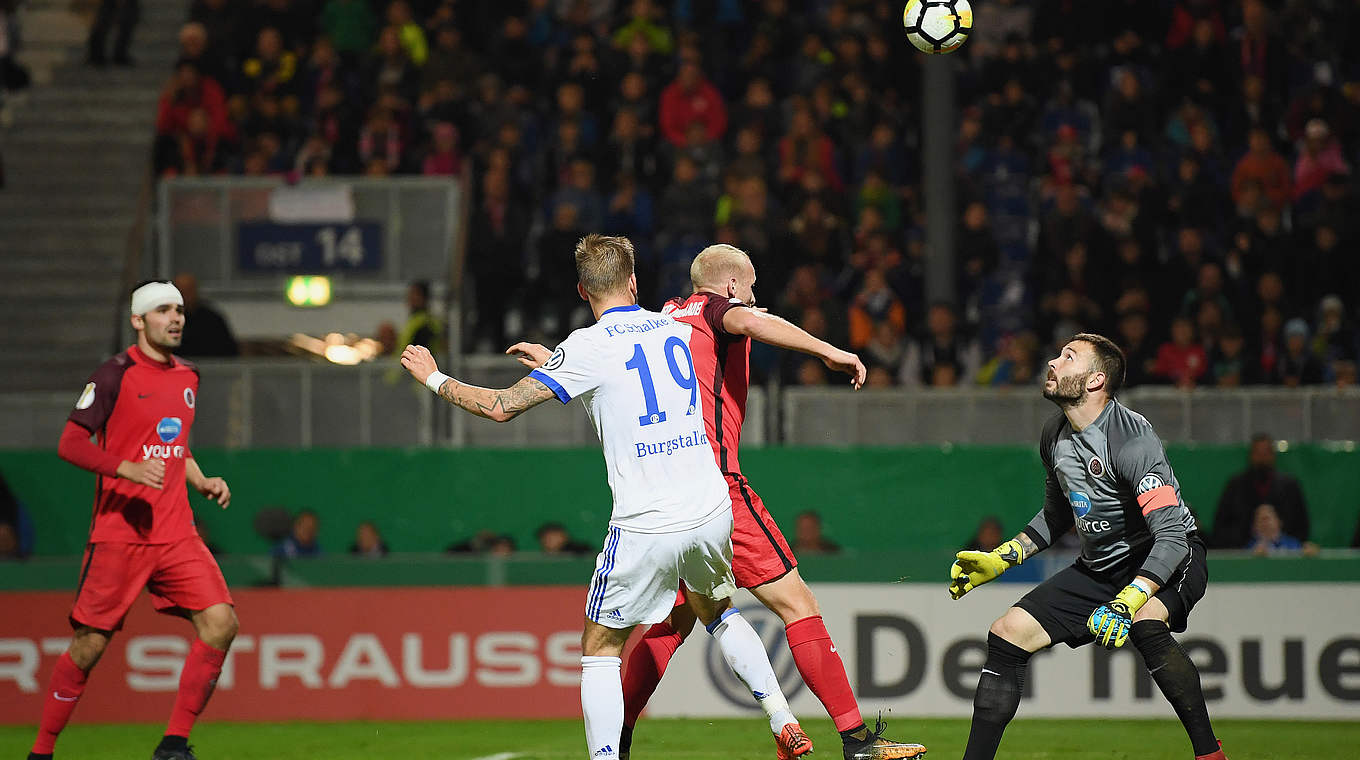 Überwindet seinen eigenen Torwart: Wehen Wiesbadens Alf Mintzel (2.v.r.) trifft bei der 1:3-Niederlage gegen Schalke 04 zum zwischenzeitlichen 0:3 ins eigene Netz © 2017 Getty Images