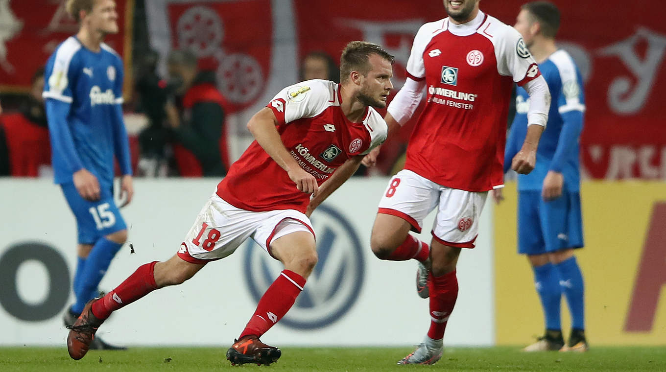 Jubellauf nach dem entscheidenden Tor in der Verlängerung: Der Mainzer Verteidiger Daniel Brosinski erzielt in der 101. Minute das 3:2 gegen Zweitligist Holstein Kiel © 2017 Getty Images