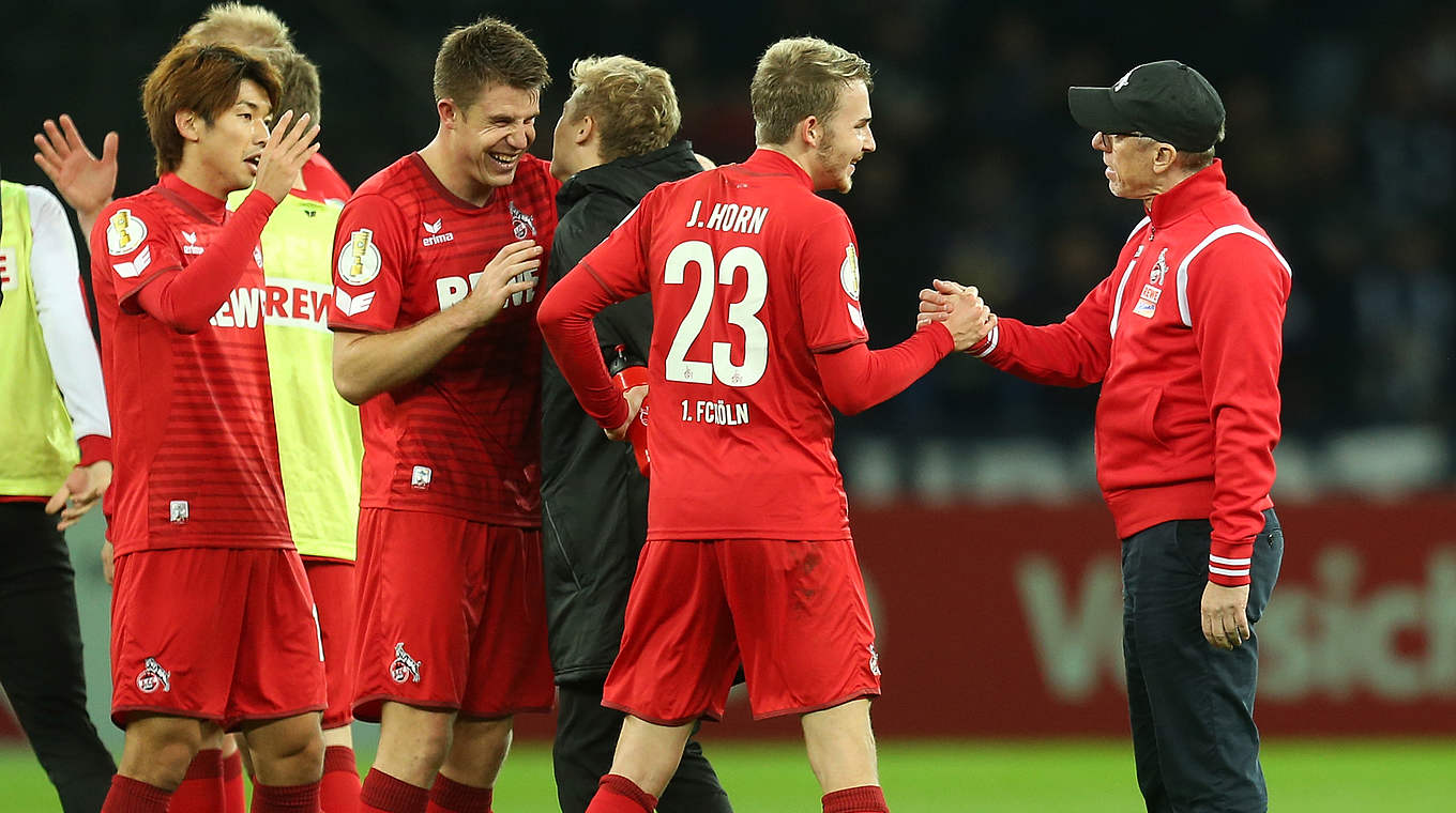 Die Freude über den Achtelfinaleinzug beim 1. FC Köln ist riesig: Nach dem 3:1 gegen Hertha BSC jubeln die Spieler mit ihrem Trainer Peter Stöger (r.) © 2017 Getty Images