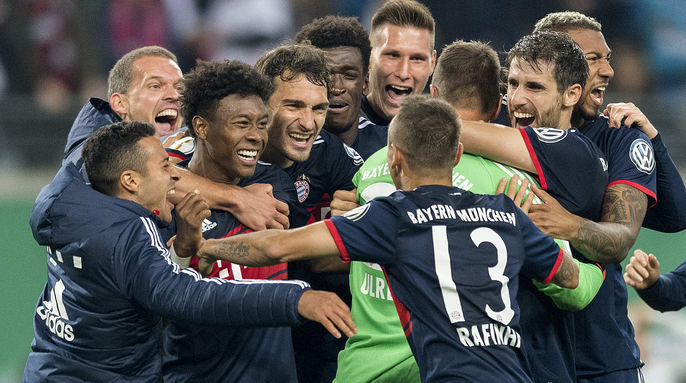 Kollektiver Bayern-Jubel: Der FCB zieht nach dem gewonnenen Elfmeterschießen gegen RB Leipzig ins Pokal-Achtelfinale ein © Getty Images