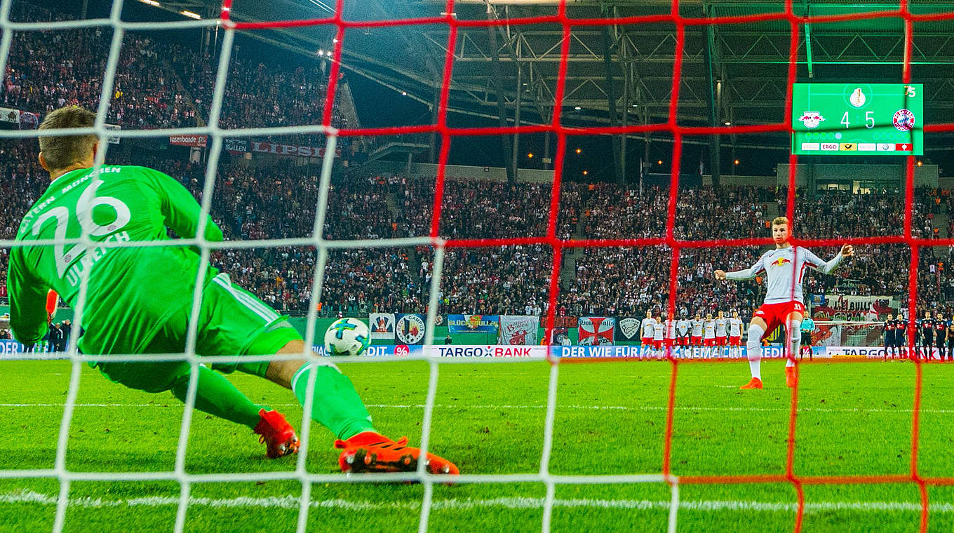 Die Bayern entscheiden den Elfmeterkrimi in der Red Bull Arena für sich: FCB-Keeper Sven Ulreich ahnt die richtige Ecke und pariert den Schuss von Timo Werner (r.) © Getty Images