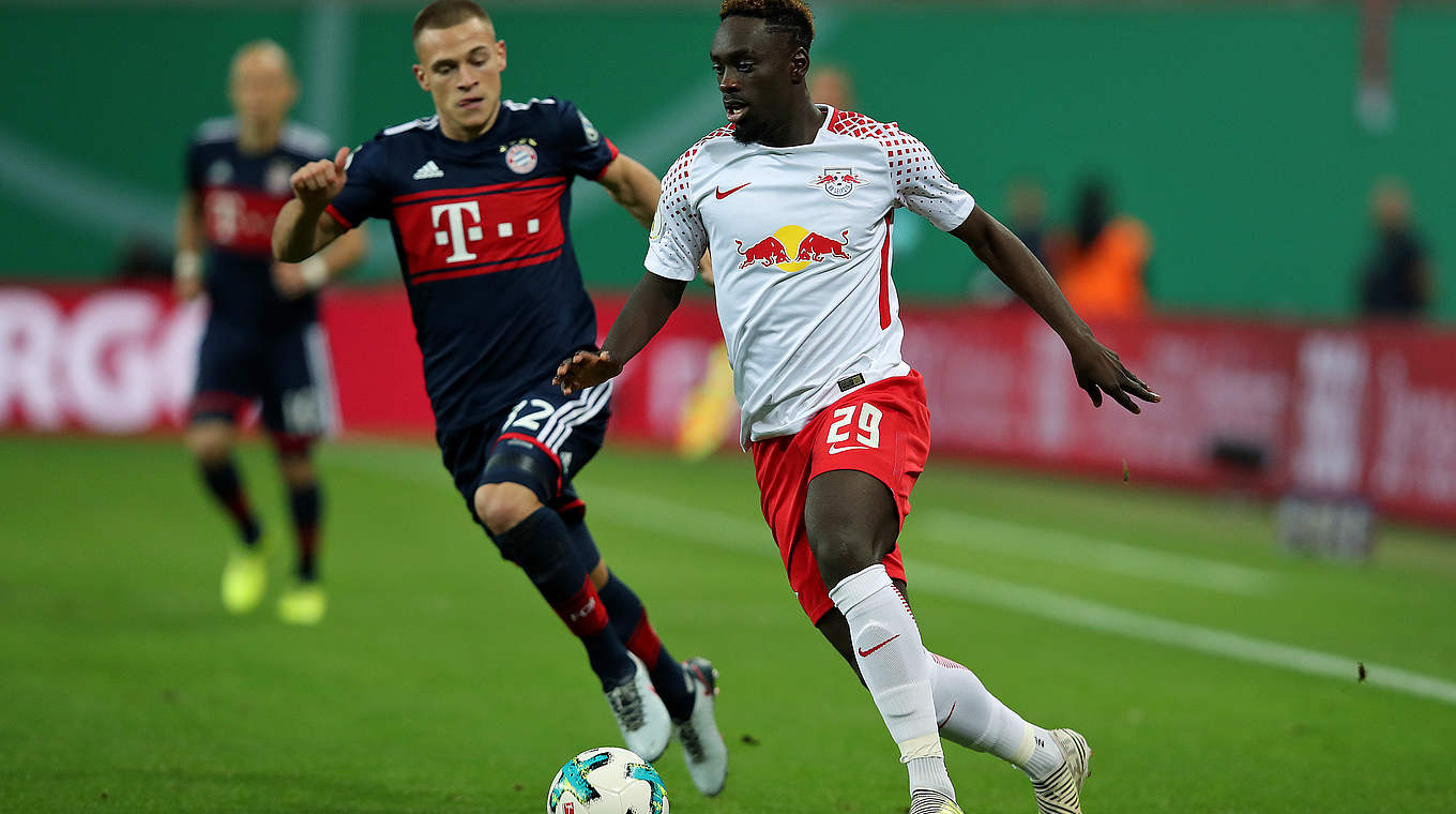 Topspiel am Abend zwischen Vizemeister RB Leipzig und Meister Bayern München: Nationalspieler Joshua Kimmich (l.) und Jean Augustin © 2017 Getty Images