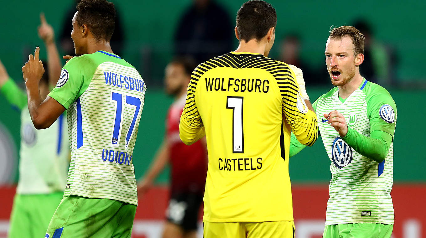 Der VfL Wolfsburg setzt sich gegen Hannover 96 1:0 durch: U 21-Europameister Maximilian Arnold (r.) jubelt mit Torhüter Koen Casteels © 2017 Getty Images
