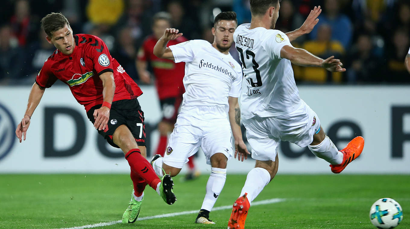 Der SC Freiburg dreht gegen Dynamo Dresden einen 0:1-Rückstand und zieht in die Runde der besten 16 ein: SC-Stürmer Florian Niederlechner  (l.) © 2017 Getty Images