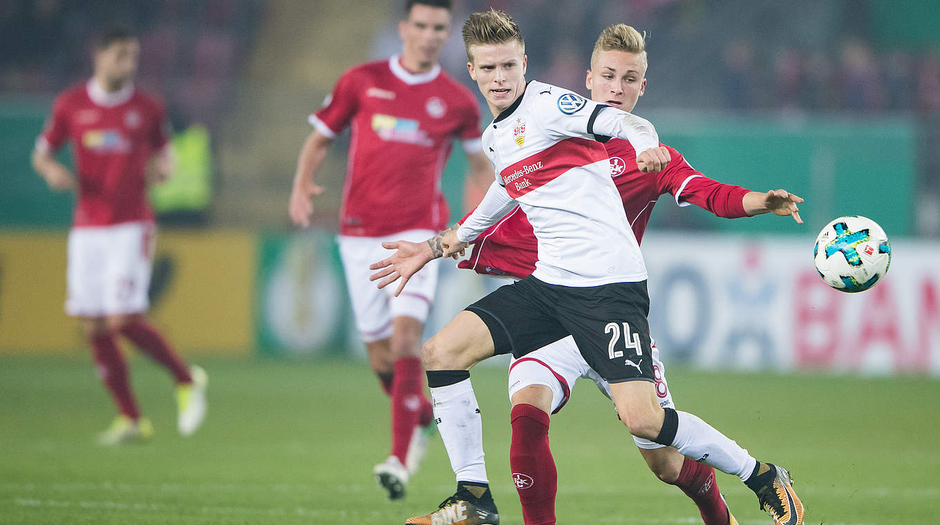 Das Duell im Südwesten entscheidet der VfB Stuttgart mit 3:1 für sich: U 20-Nationalspieler Dzenis Burnic (v.) im Zweikampf mit Kaiserslauterns Nils Seufert © 2017 Getty Images