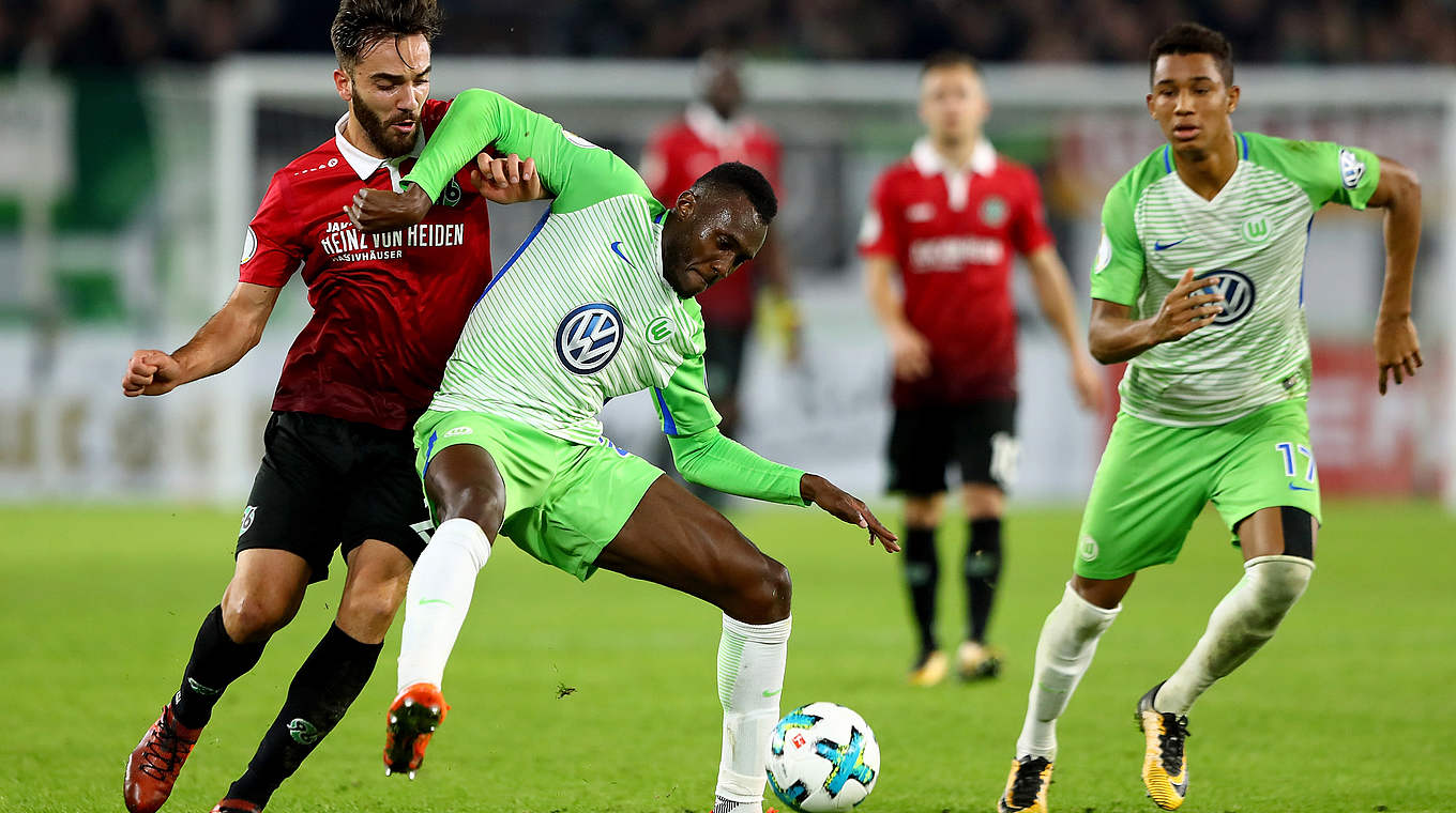 Umkämpftes Niedersachsen-Duell: Joshua Guilavogui (M.) schirmt den Ball vor Kenan Karaman ab © 2017 Getty Images