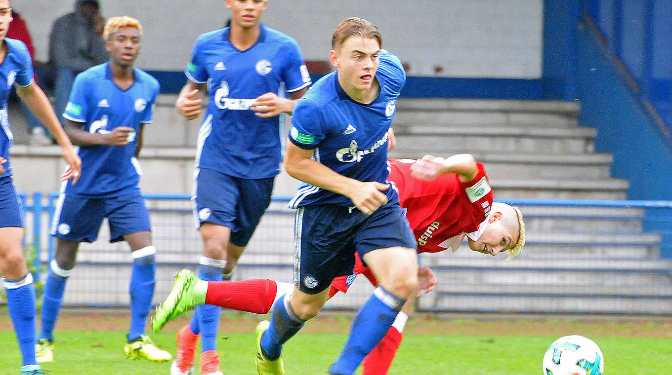 Fünferpack gegen Hombrucher SV: Schalke-Stürmer Biskup (v.) hat nun 15 Saisontore © MSPW