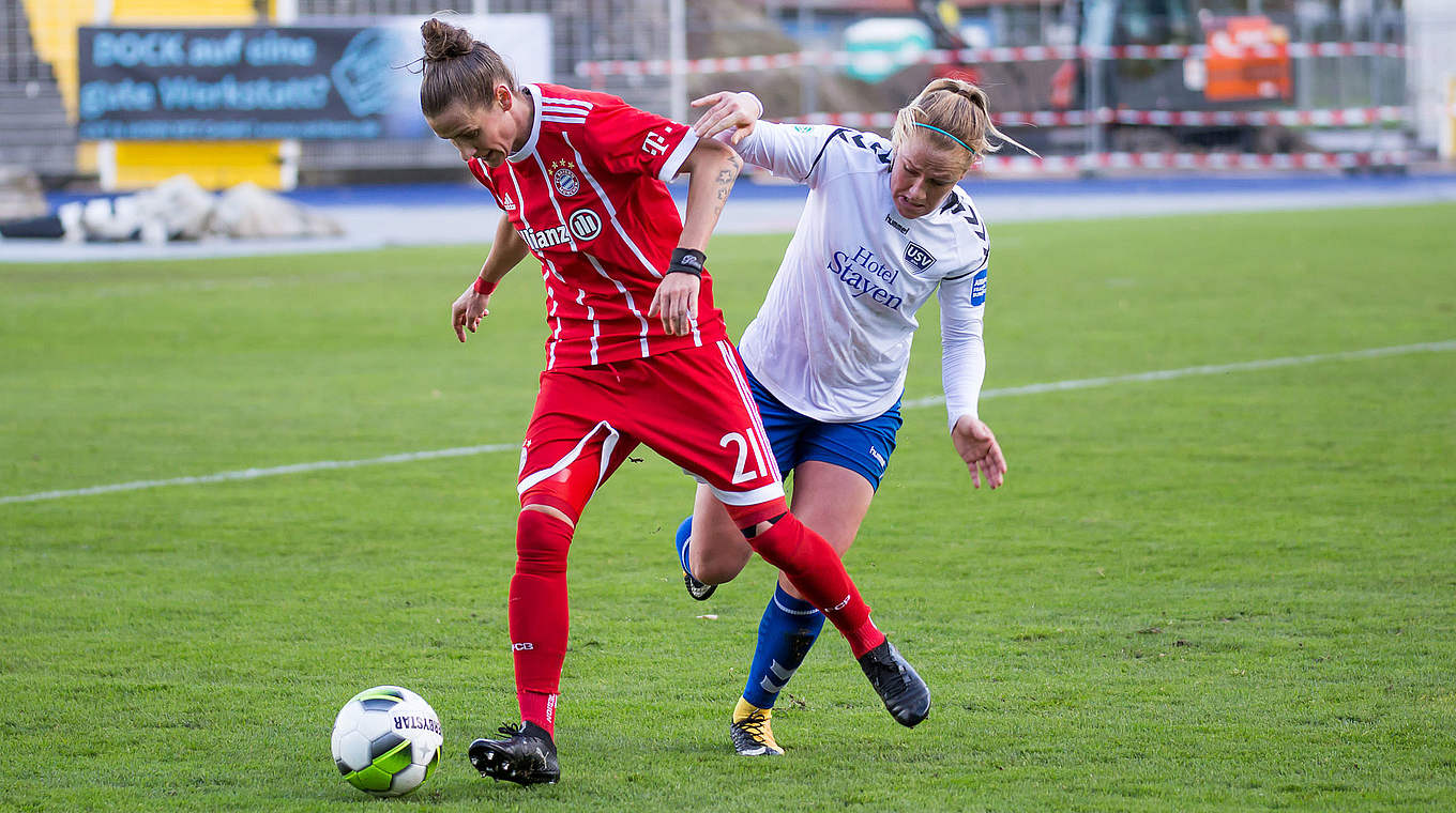 Torschützin gegen den FF USV: Simone Laudehr (l.) siegt mit Bayern locker 5:0 in Jena © Jan Kuppert