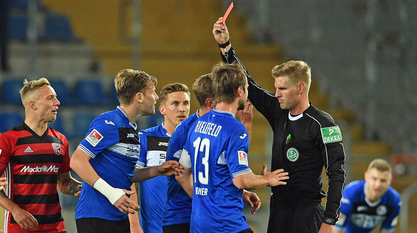 Muss zwei Spiele zuschauen: Bielefelds Brian Behrendt (2.v.l.) © 2017 Getty Images