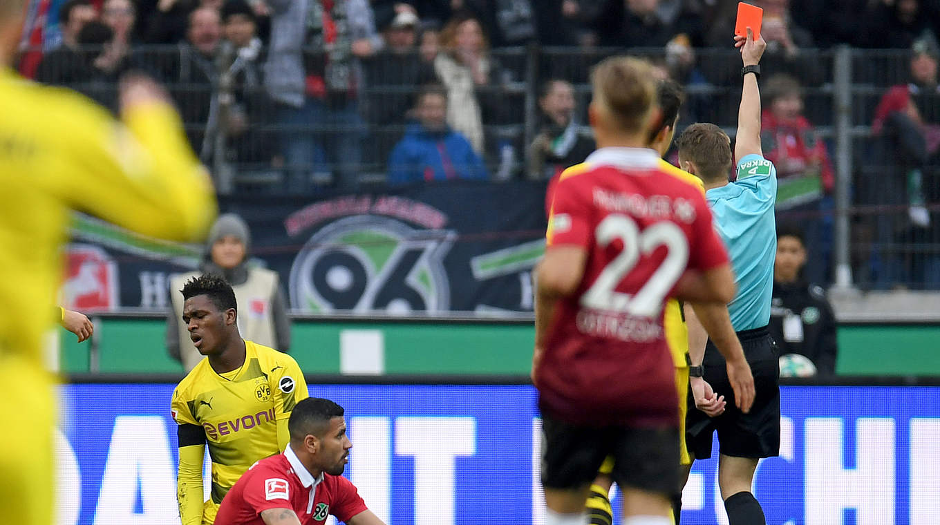 Muss ein Spiel zuschauen: Dortmunds Dan-Axel Zagadou (l.) © AFP/Getty Images