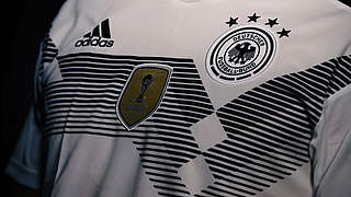 Hommage ans ikonische Trikot der Weltmeister 1990: das Jersey für die WM 2018 © DFB