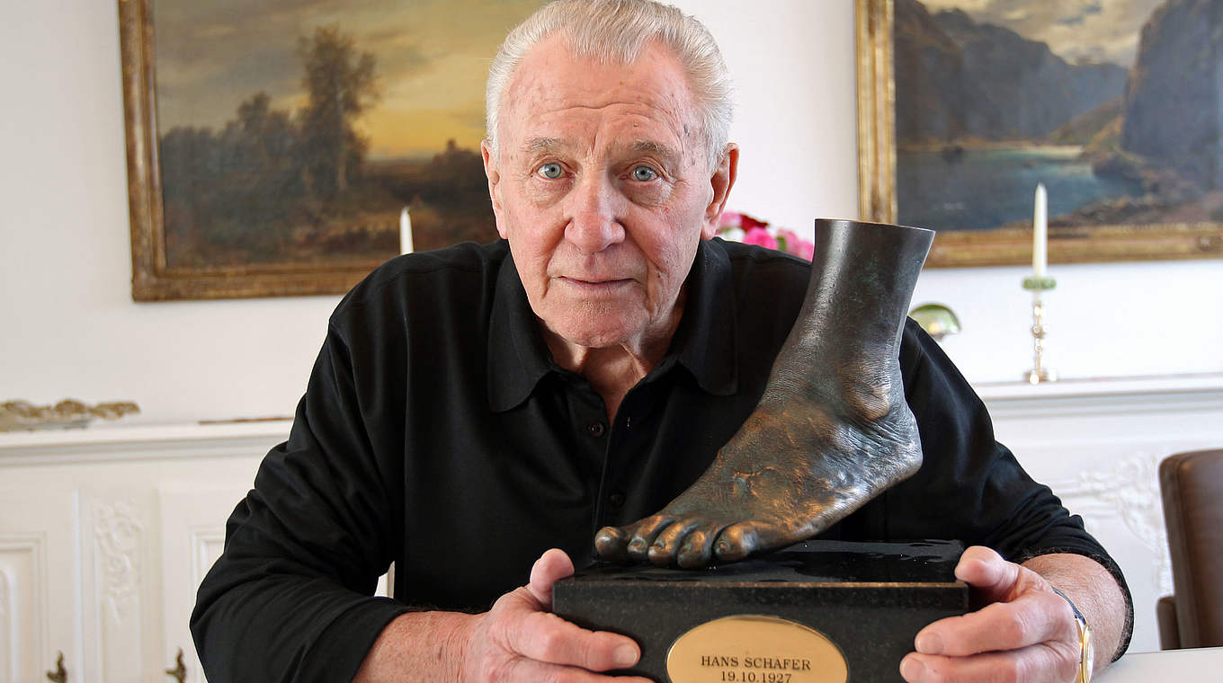 Der berühmte linke Fuß in Bronze gegossen: Hans Schäfer © Getty Images