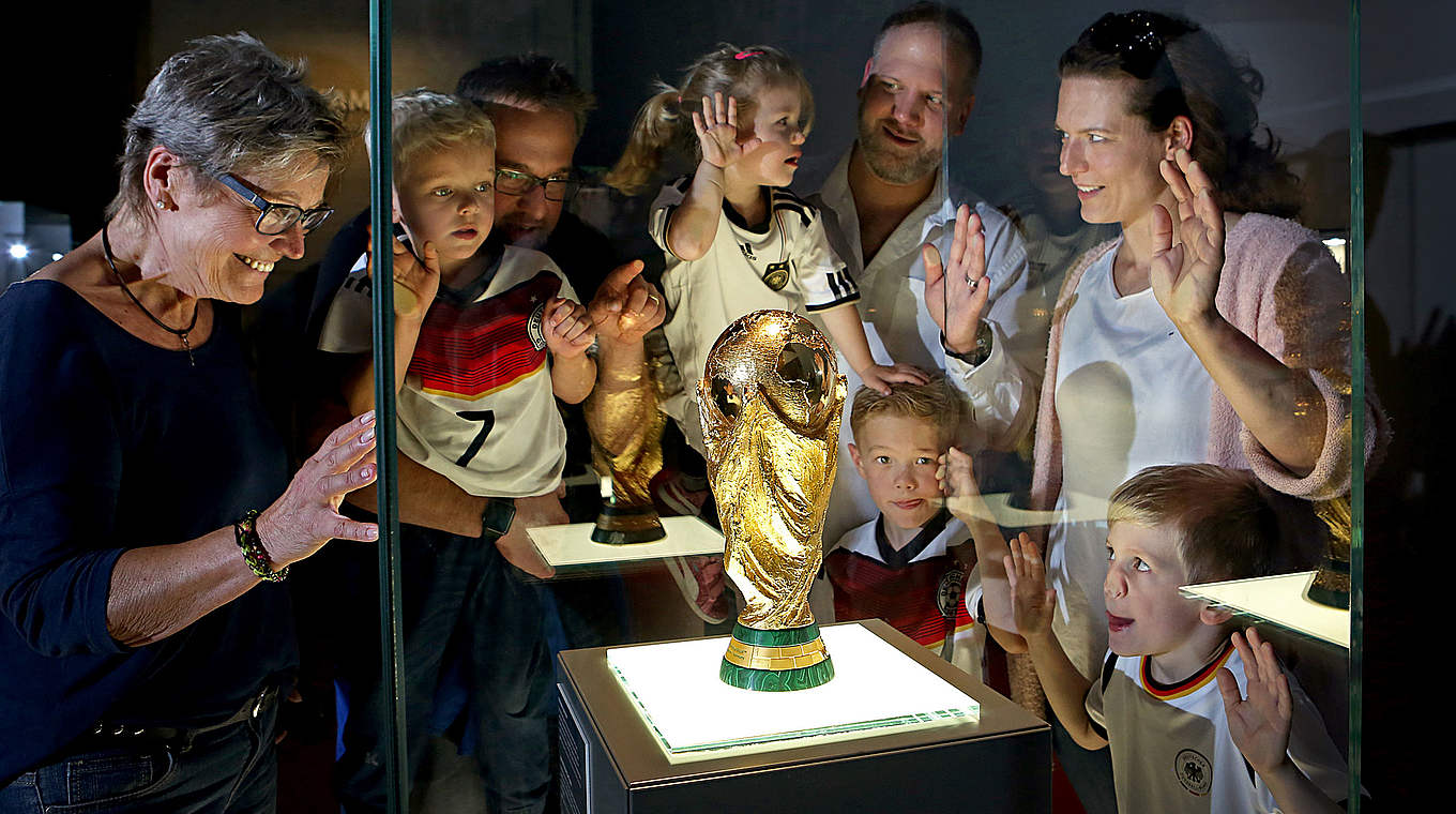 Attraktion für die ganze Familie: Nachbildung des WM-Pokals im Fußballmuseum © Deutsches Fußballmuseum