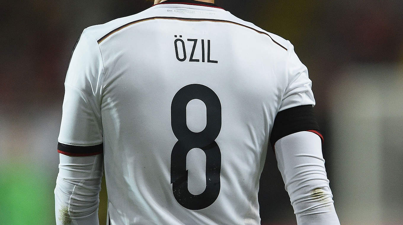 Trauerflor für einen ganz Großen: Mesut Özil und Co. gedenken Hans Schäfer in Köln © 2015 Getty Images