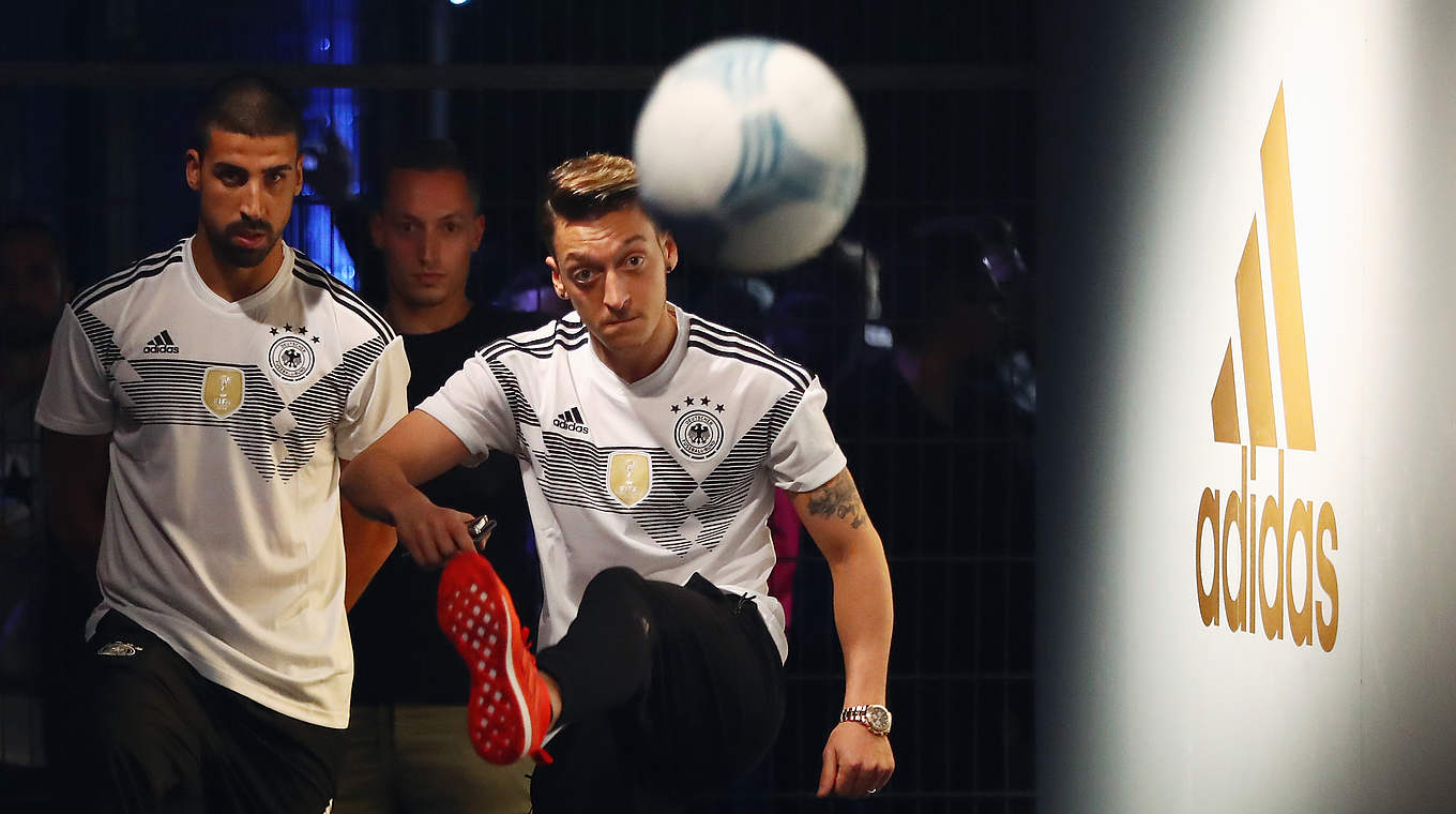 Ab in die Tonne: Mesut Özil bei der 'Bucket Challenge' in Berlin © 2017 Getty Images