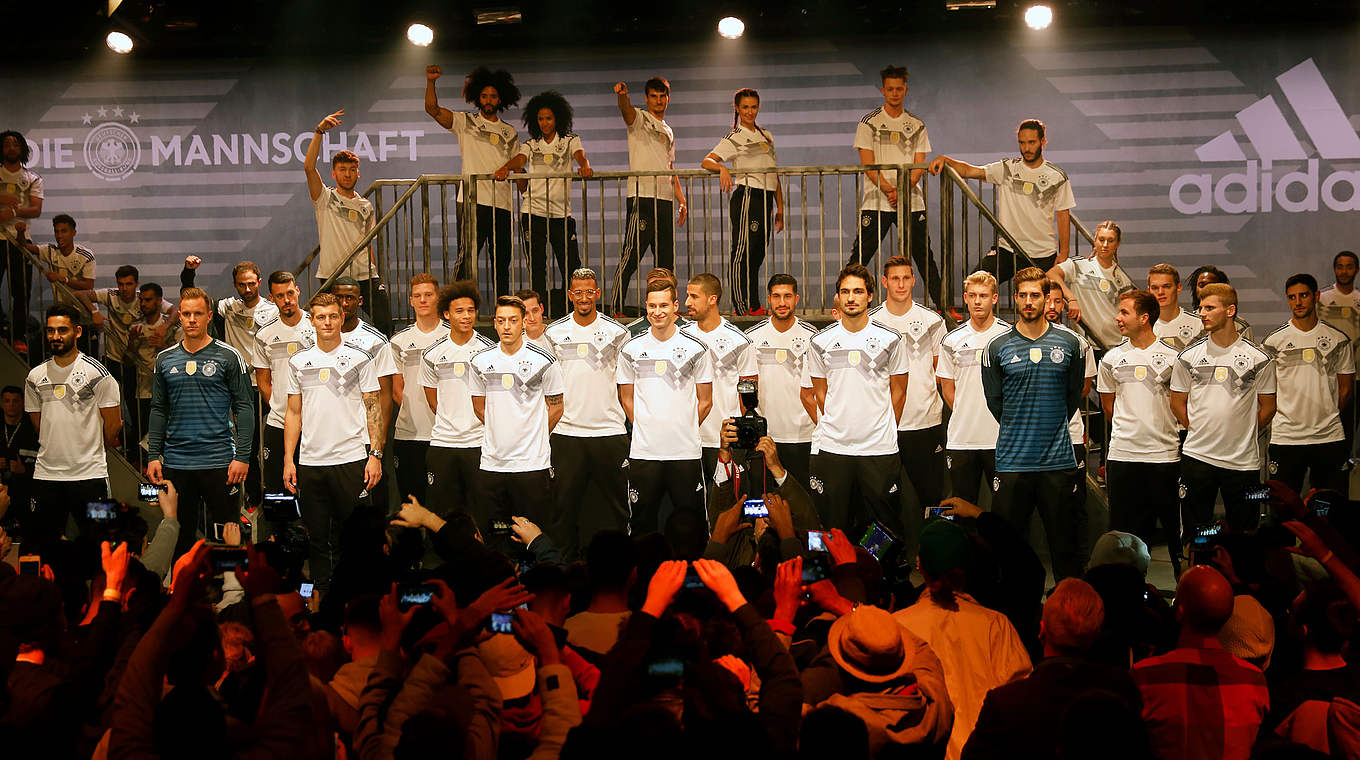 Spektakuläre Präsentation: das DFB-Team stellt in Berlin das neue WM-Trikot vor © 2017 Getty Images