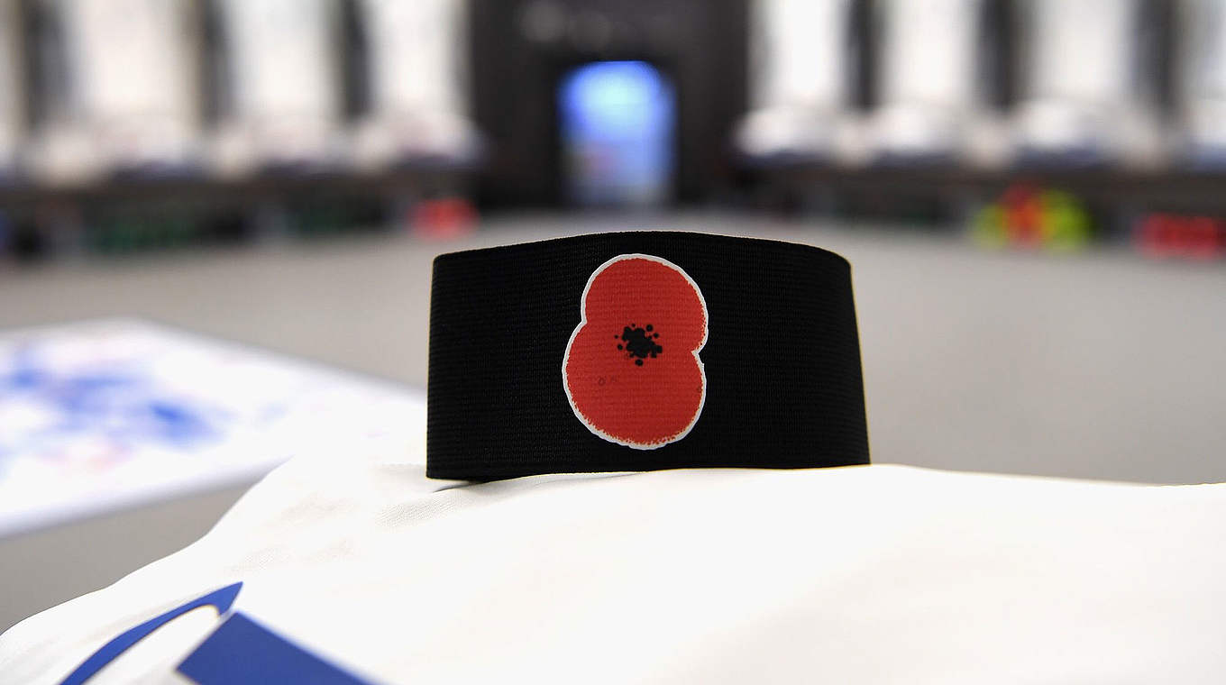 Gedenksymbol für Opfer vergangener und aktueller Kriege getragen: "Poppy" © FA