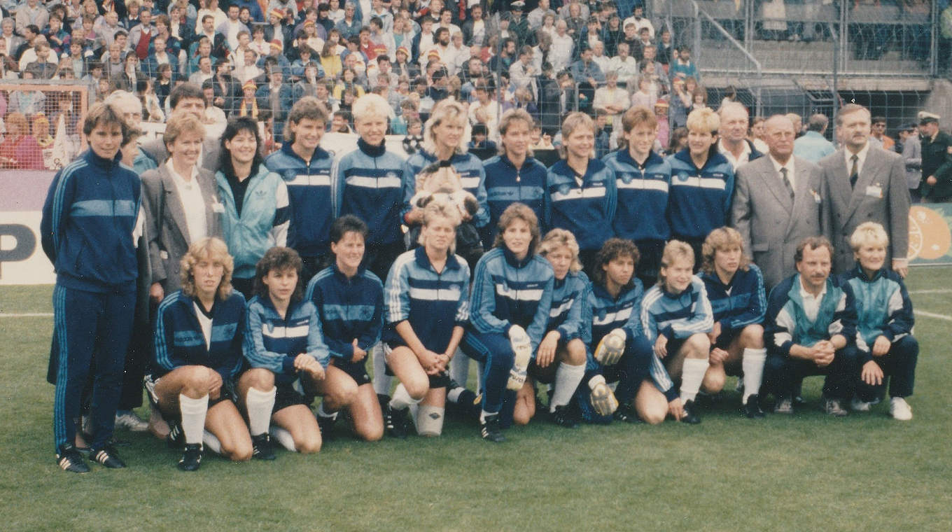 Der erste EM-Titel 1989: Petra Landers (6.v.o.r.) und die Auswahl des DFB in Osnabrück © Rainer Hennies