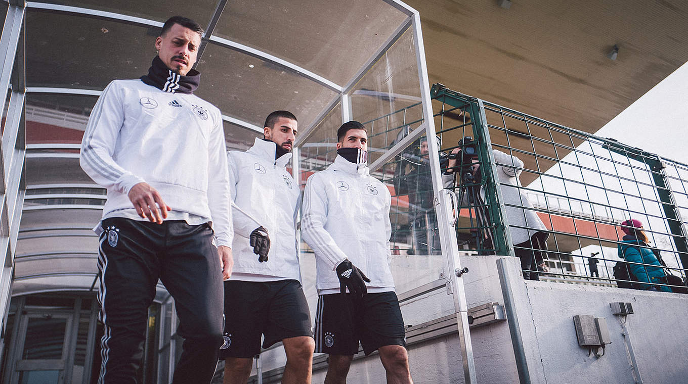 Der Winter naht: Gut eingepackt kommen Sandro Wagner, Sami Khedira und Emre Can auf den Trainingsplatz © DFB