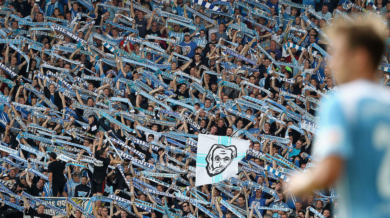"Fans mit einer kleinen Geste für ihre Treue danken": die blaue Wand des Chemnitzer FC © 2017 Bongarts/Getty Images