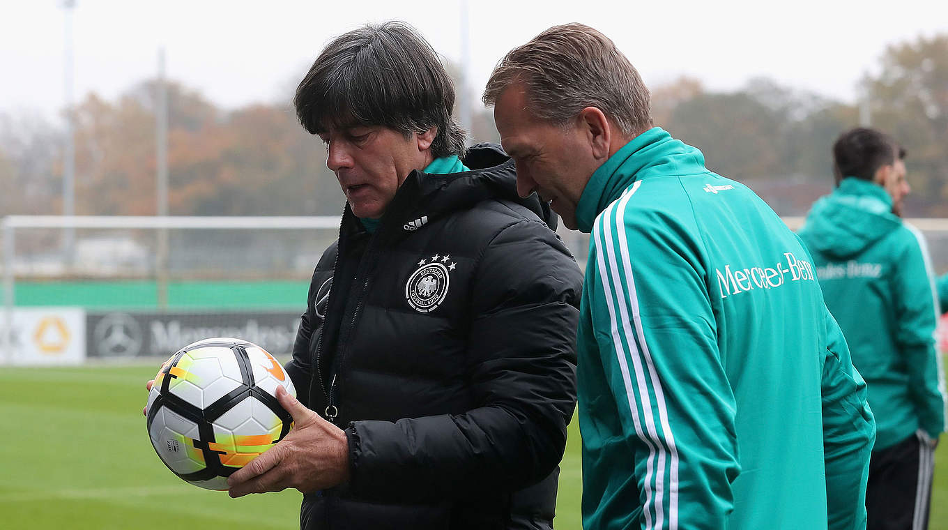 Die mit dem Ball sprechen: Joachim Löw (l.) und Andreas Köpke © 2017 Getty Images