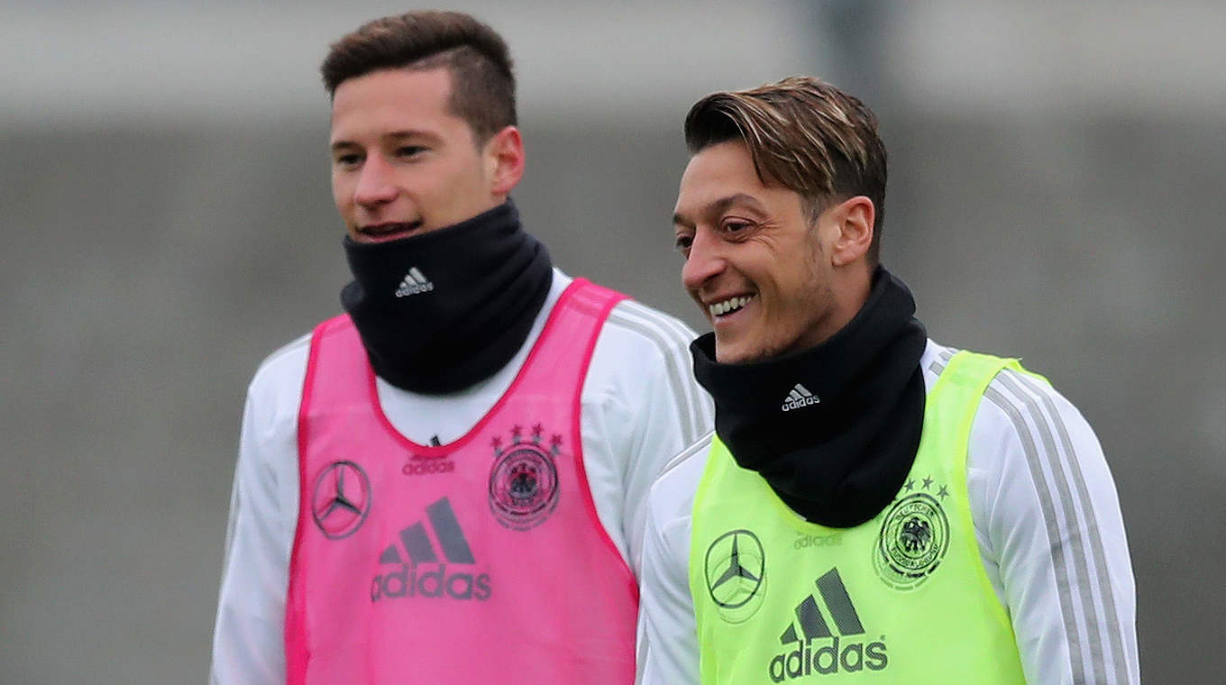 Gute Laune: die Mittelfeldstrategen Julian Draxler (l.) und Mesut Özil © 2017 Getty Images