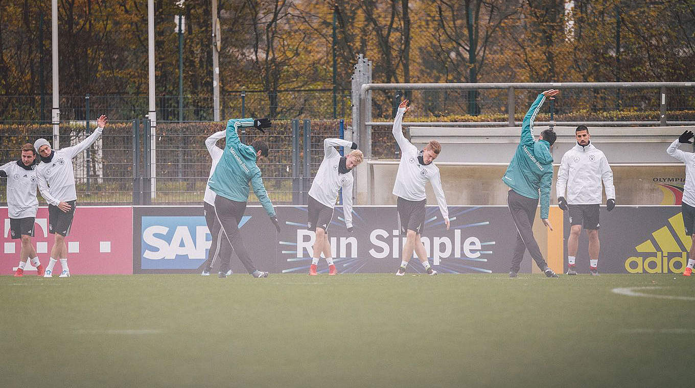 Dehnen ist wichtig: Das DFB-Team macht's vor © Â© Philipp Reinhard, 2016