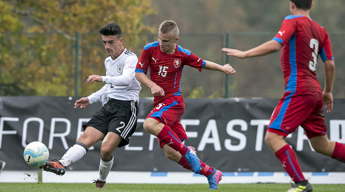 Spielerisch in der ersten Halbzeit überlegen: die deutsche U 16 mit Atmir Kransiqi (l.) © 2017 Getty Images