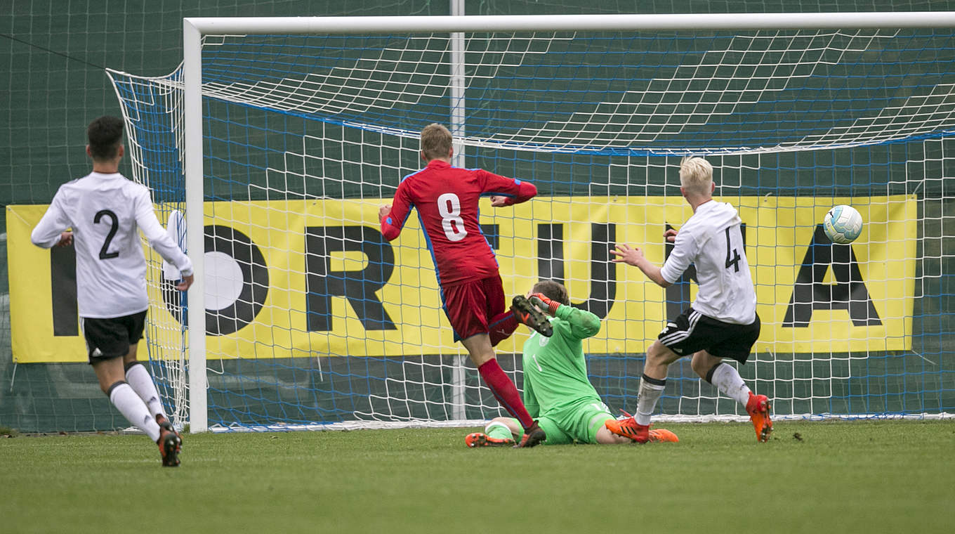 Trifft zum 2:0 für Tschechien: Lukas Vorlicky (M.) © 2017 Getty Images