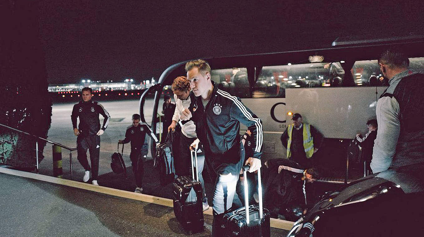 Sicher gelandet: Die deutsche Nationalmannschaft ist in London angekommen und wird herzlich empfangen.  © 