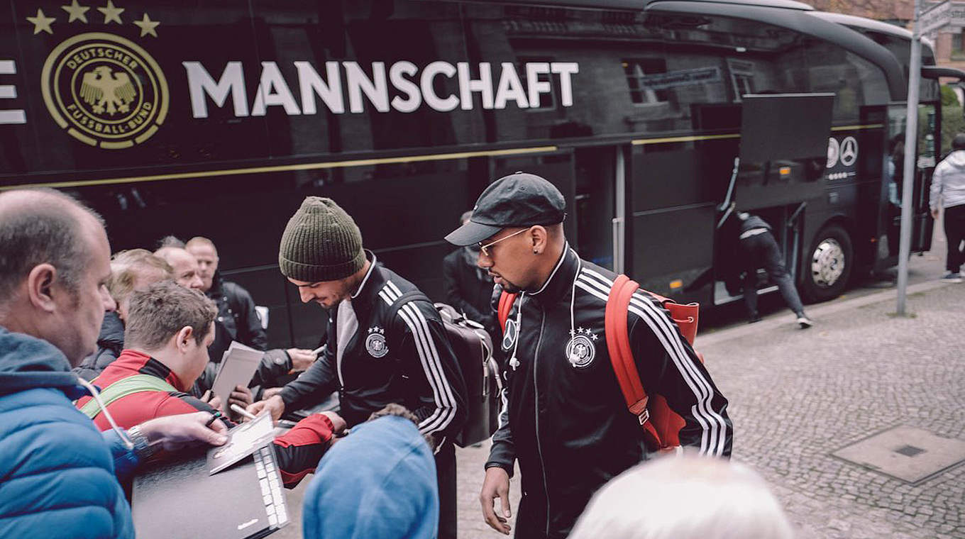 Noch schnell ein paar Autogramme: Mats Hummels (l.) und Jerome Boateng vor der Abfahrt zum Flughafen.  © 