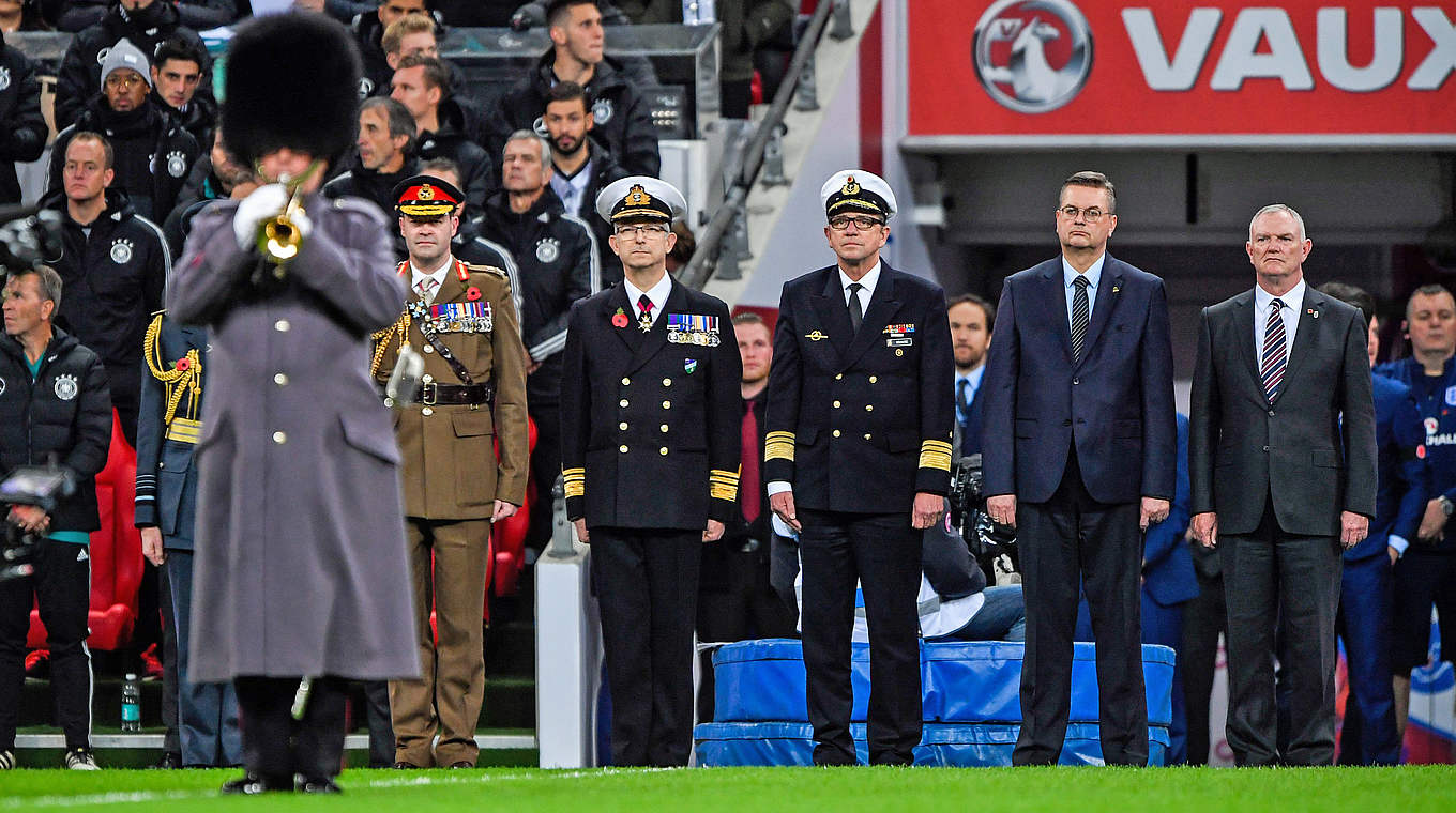 Before kick-off in London: In memory of the victims of wars, both past and current.  © GES/Marvin Ibo Guengoer