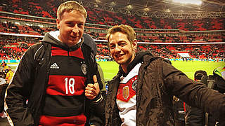 Begeistert vom Wembley-Stadion: Benjamin Block und sein guter Freund Hermann Betz  © DFB