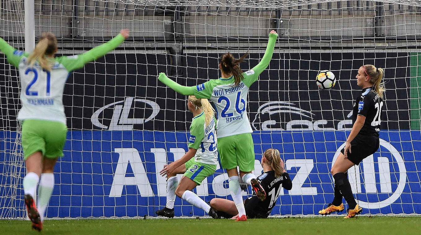 Tor des Tages: Pernille Harder (2.v.l.) erzielt die Wolfsburger Führung gegen Frankfurt © Jan Kuppert