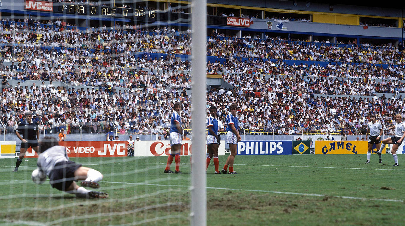 Die Führung im WM-Halbfinale 1986: Andreas Brehme (r.) trifft mit links per Freistoß © 
